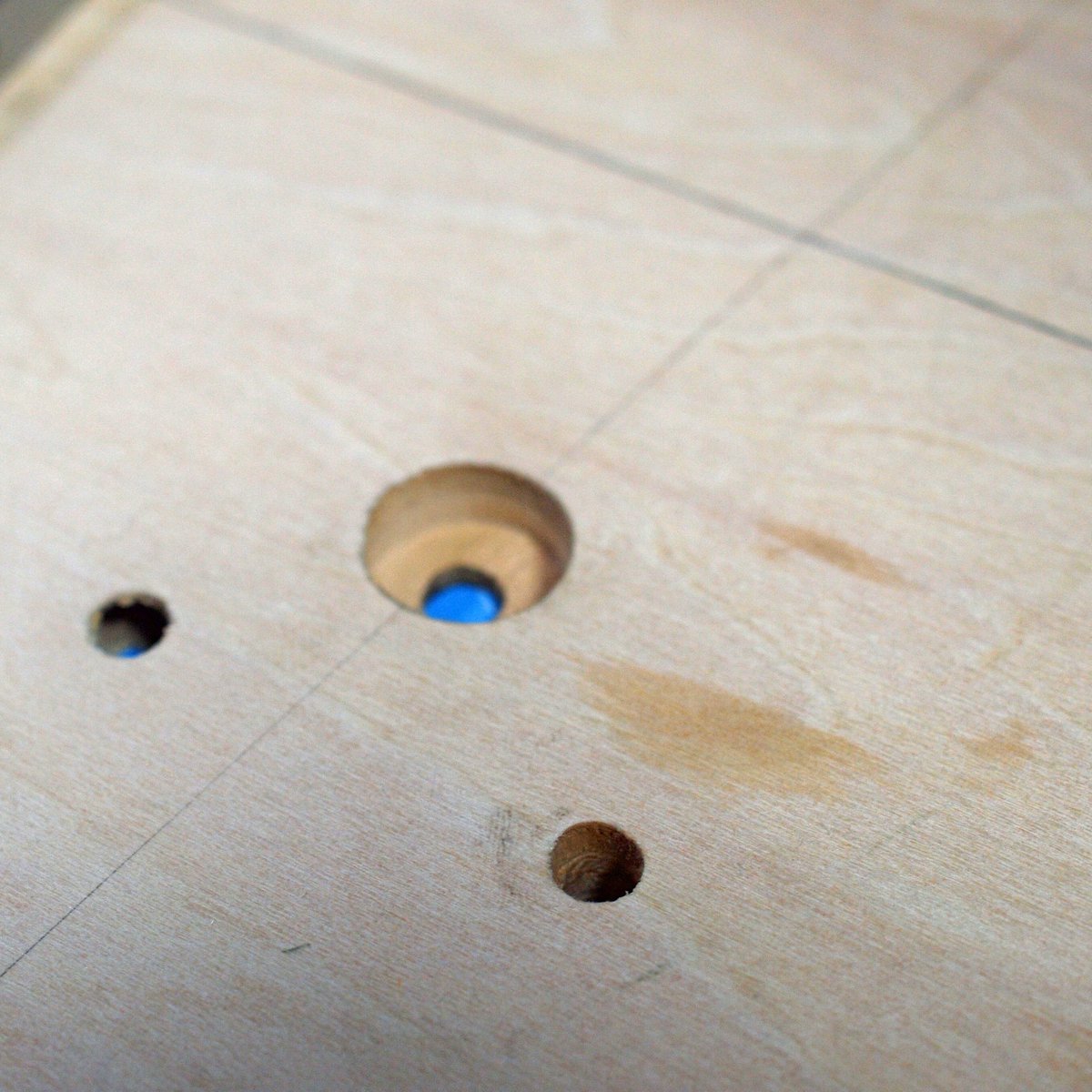 kurukuru_kaini's tweet photo. #CNC #プロクソン の #マイクロフライス #MF70 の #NC化 改造再開。移動するたびにケーブル踏んで断線させそうだったので、本体を300x450x24の板にボルトで固定。板の裏のボルトの頭を引っ込めるため、ザグリ加工したけど、電動ドリルだと練習しないとセンター合わせ難しい orz。(写真は練習の薄い板) https://t.co/E0nJoThs79