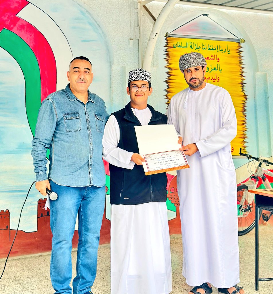 بلغة اجنبية يهنئ المدير المساعد فاضل المقبالي طلبة اللغة الإنجليزية على تميزهم  ويشاركه الرأي أ. عمرو الخولي ويكرم المجيدين منهم في صباحات التكريم بالجلندى .