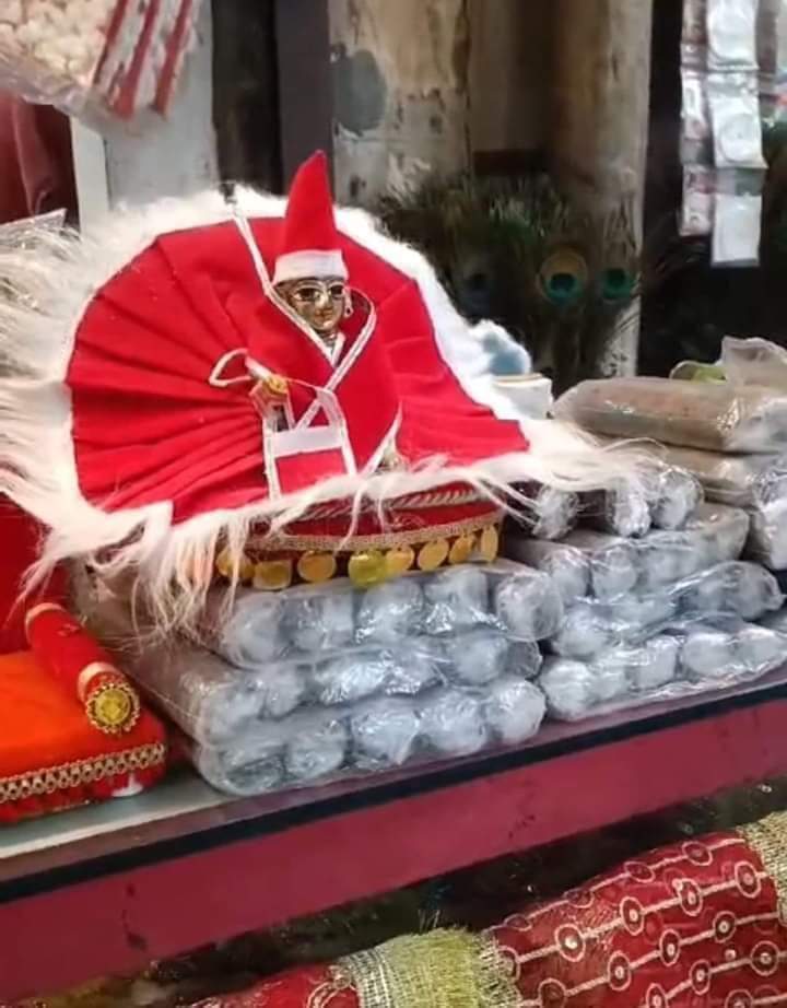 यदि किसी मंदिर में इस तरह की मूर्खता दिखाई दे तो पुजारी/मंदिर प्रबंधक को जुतिया दीजिएगा । भगवान जी हमारे अराध्य होते है कोई कार्टून नही ।।