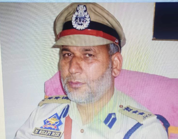SMAltafBukhari's tweet photo. Condemn the cowardly killing of retired SSP Mr. Mohammad Shafi Mir in Gantmulla Baramulla. 
My heartfelt condolences to the bereaved family of the former police officer in this hour of utter grief and demise. May the departed soul of Mr. Mohammad Shafi Mir rest in peace and solace in the world hereafter. The cowardly act goes on to show the true colours of killers as the slain was shot upon while giving a call for prayer. Shame on those people who still feel the killers are carrying out Jihad.
 Killers are killers irrespective of which faith they belong . And we as a society need to rise against such killings.