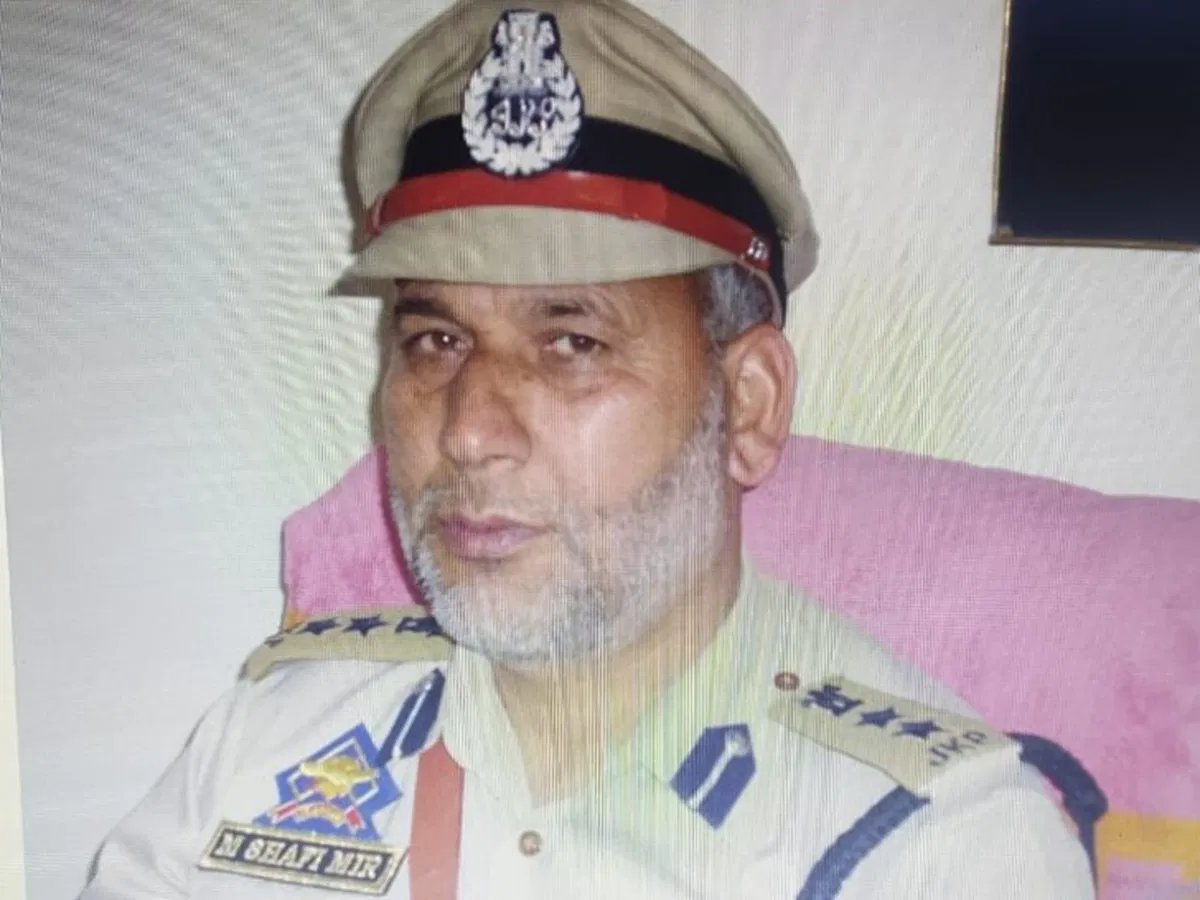 local_kashmir's tweet photo. #Terrorists fired upon Shri Mohd Shafi, a retired police officer at Gantmulla, Sheeri #Baramulla, while praying Azan in the mosque and succumbed to injuries. Area has been #cordoned off. Further details awaited. 
.
#JammuKashmir #Terroristattack #Kashmiris https://t.co/WQIqhAf058
