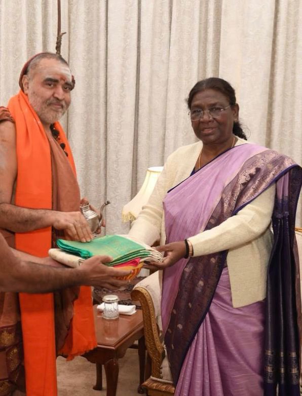 HH Pujya Shri Shankara Vijayendra Saraswathi Shankaracharya Swamigal met Hon’ble President of India Smt Draupadi Murmu at Rashtrapati Nilayam, Secunderabad on 22/12/2023. His Holiness expressed good wishes for peace, progress and prosperity of the Nation. 1/2