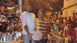instante_a's tweet photo. Candidato a Regidor de la (FP) Miguel Ángel Fabiem Regarla miles del Regalo a Familia Pobre en San Luis, https://t.co/06tY75qUPm