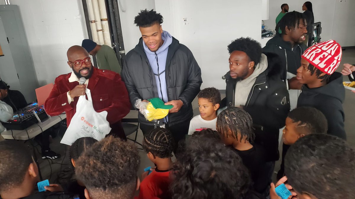 msyasmin's tweet photo. Love that Ajani is home for the holidays. Met up with the #HarlemFlock and gave out a few hats. They loved throwing up the "O". #NewDucks #GoDucks💚💛💚💛🦆 #65ismyson https://t.co/D7tM5kkk8V