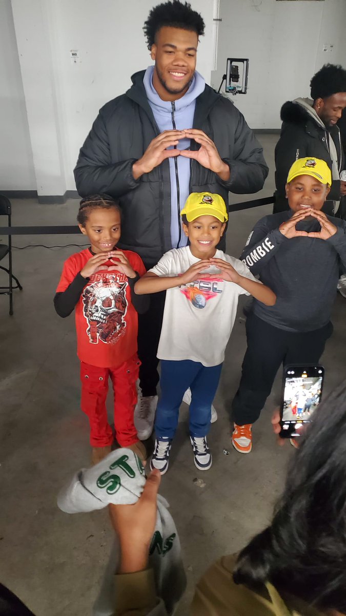 msyasmin's tweet photo. Love that Ajani is home for the holidays. Met up with the #HarlemFlock and gave out a few hats. They loved throwing up the "O". #NewDucks #GoDucks💚💛💚💛🦆 #65ismyson https://t.co/D7tM5kkk8V
