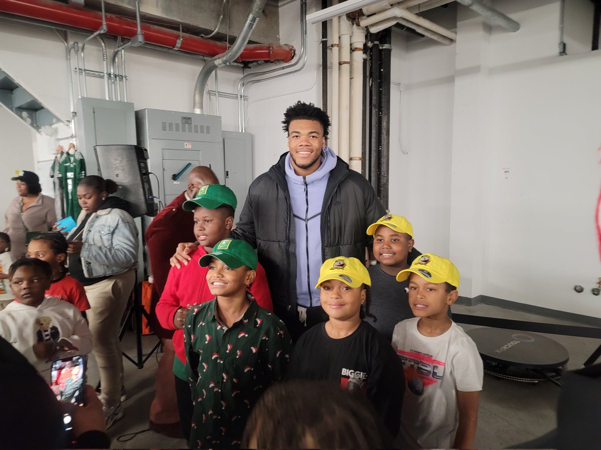 msyasmin's tweet photo. Love that Ajani is home for the holidays. Met up with the #HarlemFlock and gave out a few hats. They loved throwing up the "O". #NewDucks #GoDucks💚💛💚💛🦆 #65ismyson https://t.co/D7tM5kkk8V