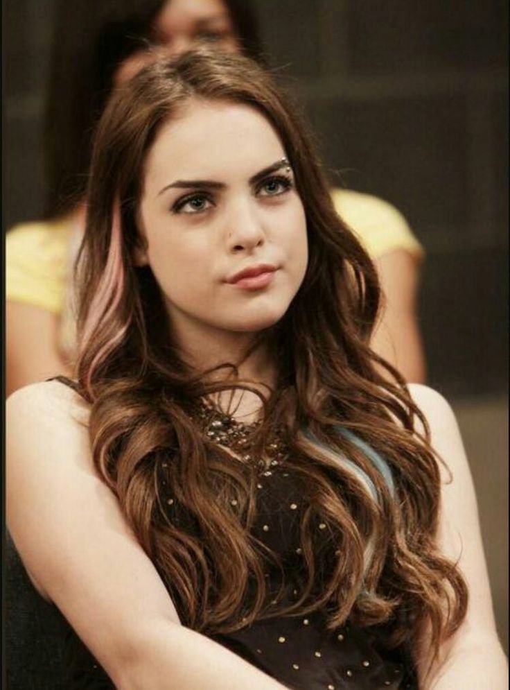 ThePopsLit's tweet photo. Ok, abro hilo de como esta reinota, Elizabeth Gillies,  está casada con un wey que la conoce desde que era una niña🥺 https://t.co/x6XfV1TShu