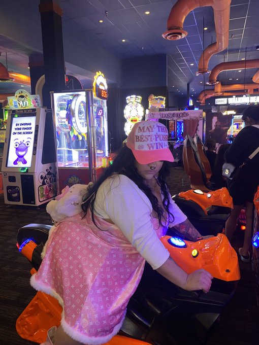 my sisters made me this hat cuz they know wassup https://t.co/xs5Nx379vc