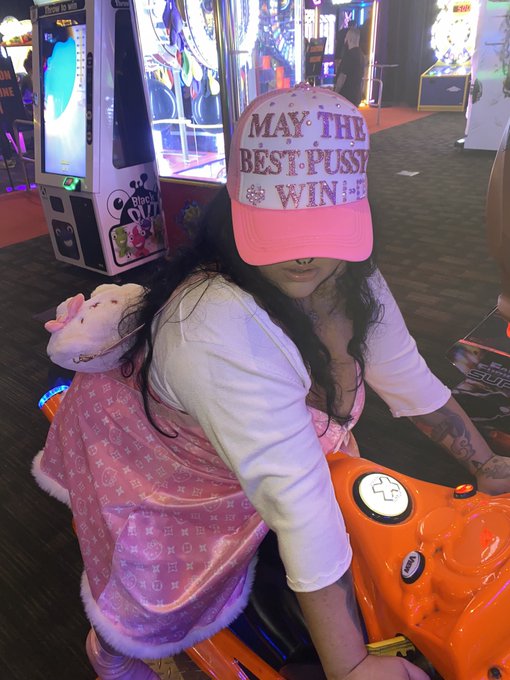 my sisters made me this hat cuz they know wassup https://t.co/xs5Nx379vc