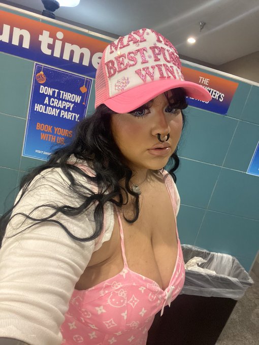 my sisters made me this hat cuz they know wassup https://t.co/xs5Nx379vc