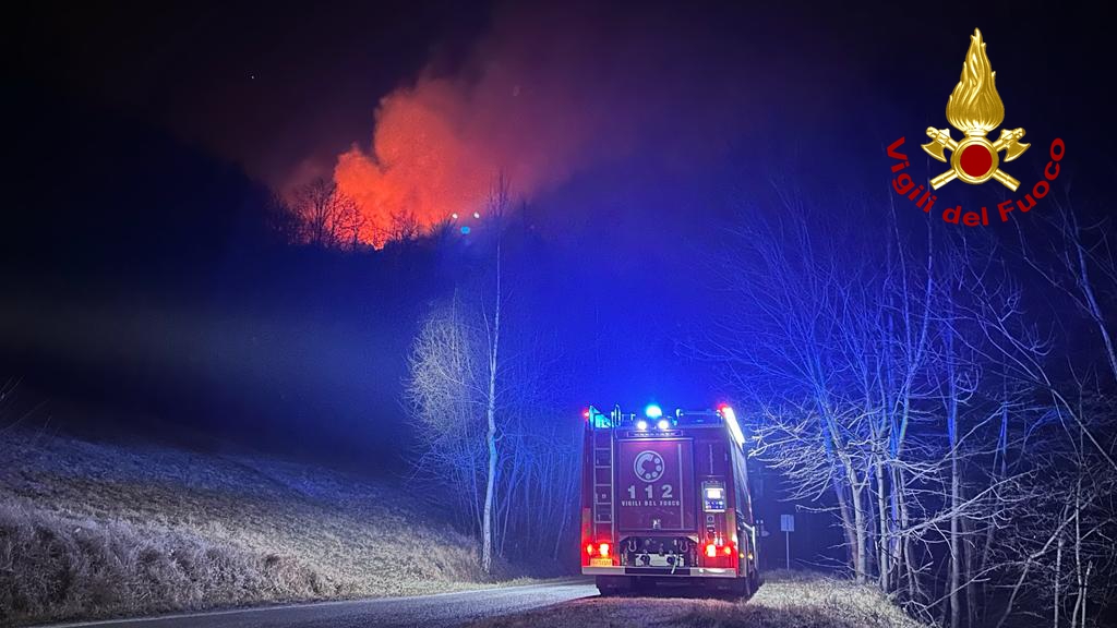 Una notte passata a combattere il fuoco. Nessuno è riuscito a dormire attorno a Giaveno dove il fronte del fuoco è vicino alle case #IoSeguoTgr rainews.it/tgr/piemonte/a….