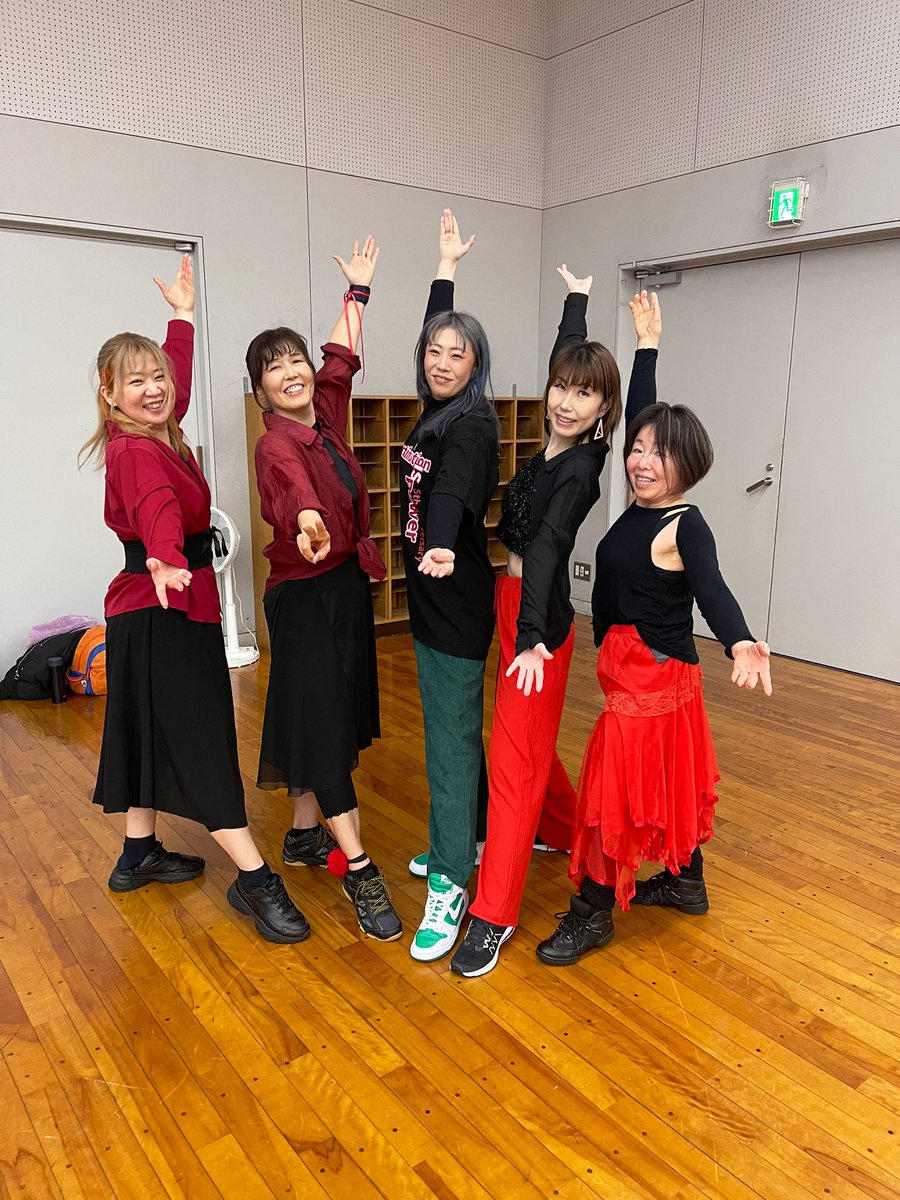 michisign's tweet photo. *…ᴍᴇʀʀʏ ᴄʜʀɪsᴛᴍᴀs…*Eve

ダンス出演終了！
セクシーダンスをお披露出来たかなと💃
見に来ていただいた皆様、ありがとうございました😍

 #クリスマス会 
 #HIPHOPJAZZ  #deafdancer  #Deaf 

写真はリハの時。 https://t.co/2pB1NrRHgz