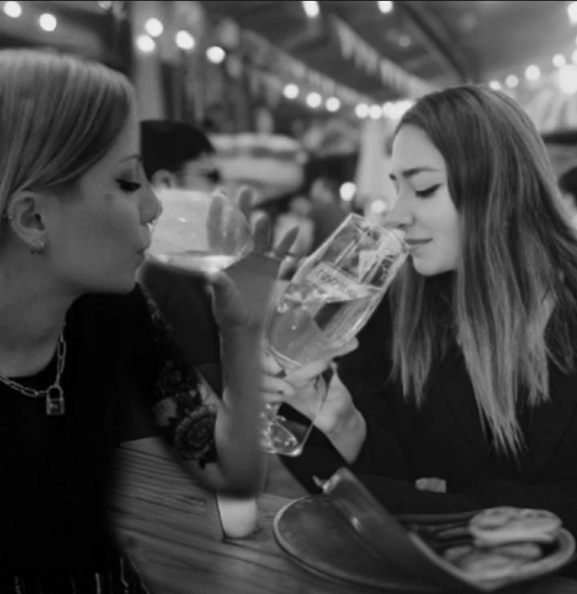 Me divertí mucho en el intercambio navideño con las Peruchas 🎄💜 
JAJA y no les quería decir pero el otro día fui a tomar con biyis dejo mi prueba: 🍷🤭