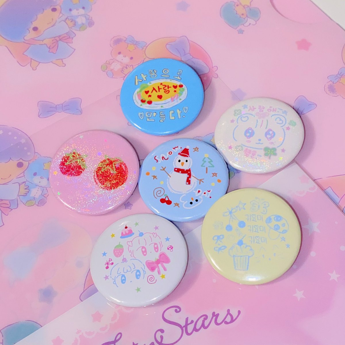 Ready to ship! 🧤🩵
🎀“mini brooch” 

price 30 baht /1 ea.
💌 shipping eco 35฿

★ Order pls dm me! ★
แถมโปสการ์ดทุกออเดอร์ค่ะ☃️
