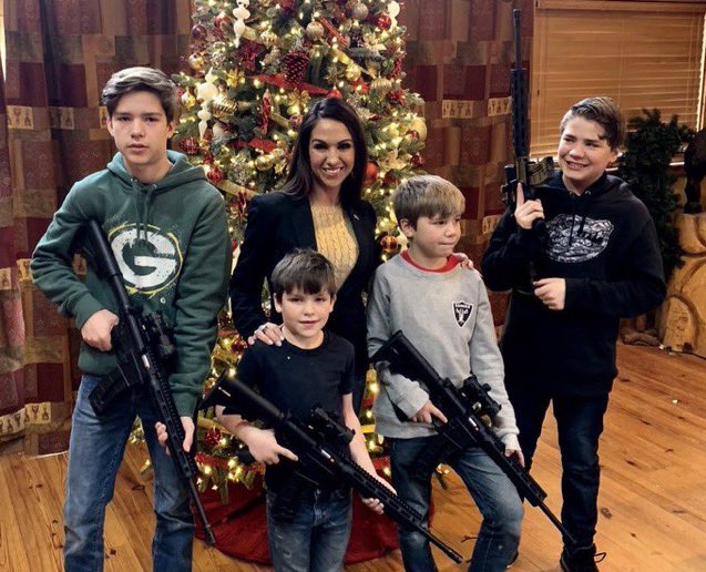 Abolfath's tweet image. عضو مجلس نمایندگان به همراه فرزندان اسلحه به دست

بعضی از آمریکایی ها آن چنان شیفته و شیدای اسلحه هستند که وقتی می خواهند با درخت کریسمس عکس خانوادگی بگیرند، مسلح ظاهر می شوند.