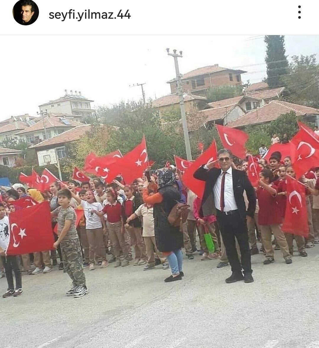 Selda28668236's tweet photo. Tüm ögretmenlerimizi Seyfi ögretmen gibi şehitlerimizi anmaya davet ediyoruz sesimizi duyuralım 🇹🇷🇹🇷 https://t.co/B5U7aTX9os