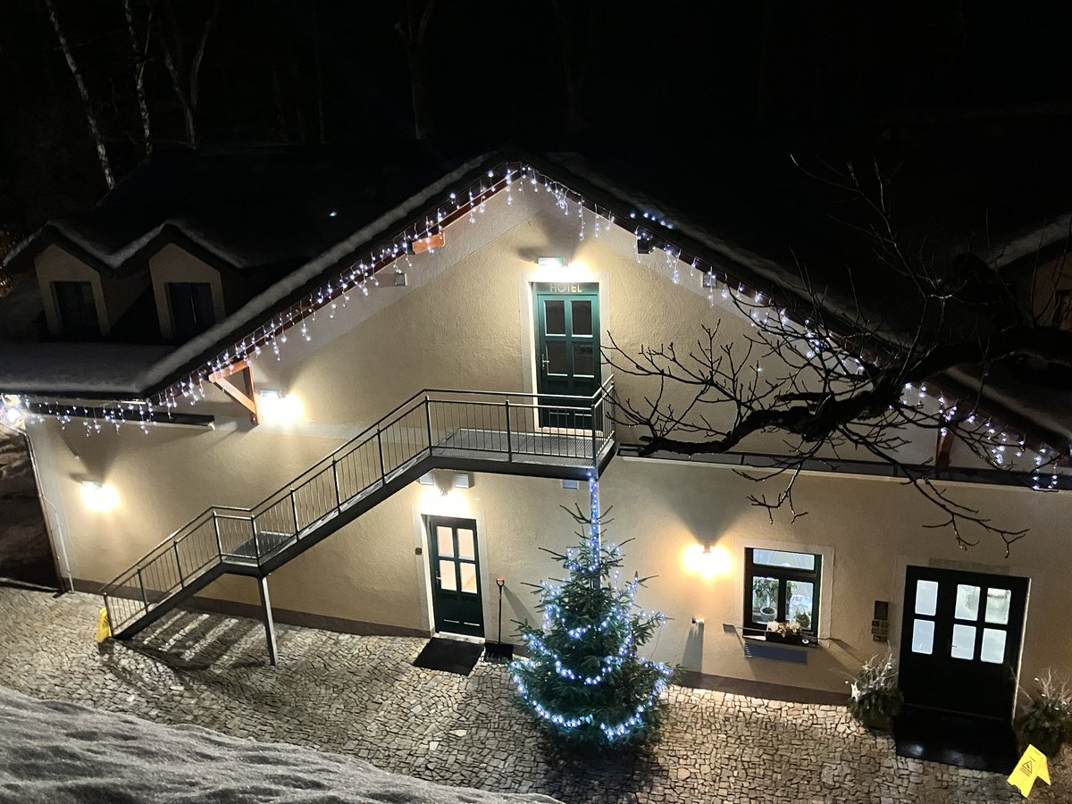 ZDoprava's tweet photo. Ať už trávíte svátky kdekoliv, klidné a Veselé Vánoce Vám přeje https://t.co/RfA1mSr6VM https://t.co/PfBTtIUHNW