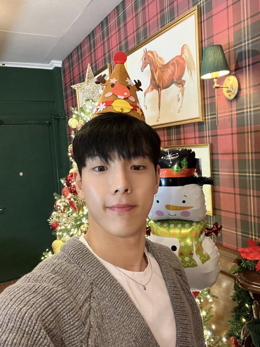 OfficialMONSTAX's tweet photo. 메리 크리스마스 ~🎄#셔누 https://t.co/fr4wed3IzT