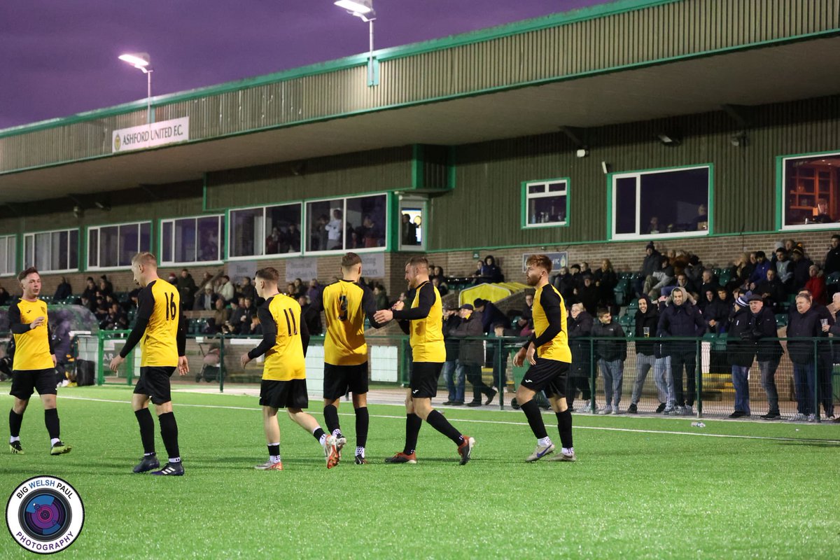 KenningtonFC's tweet photo. Together 💛🖤

📸 @bigwelshpaul https://t.co/957w11Riz2