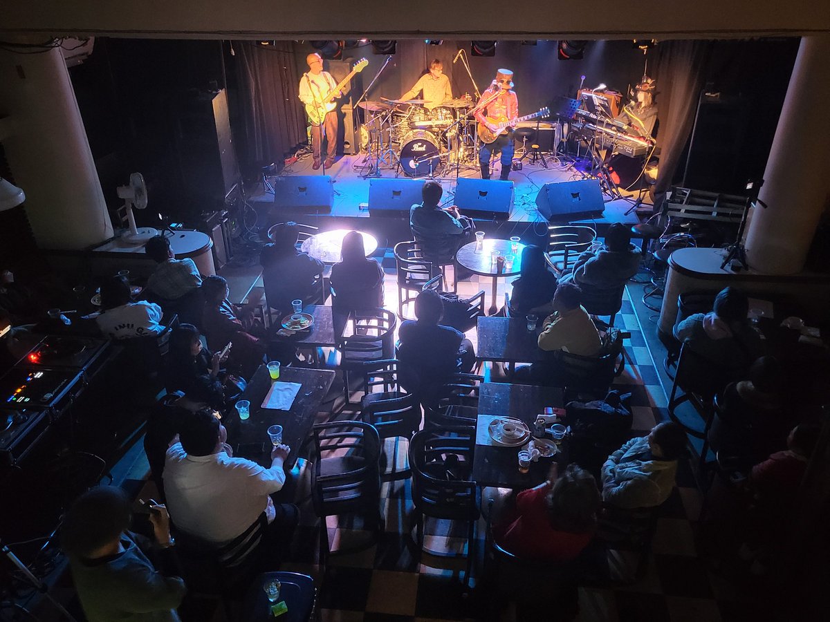 norisuke0726's tweet photo. PEAK-A-BOO presents
「箱庭の中の音楽会」ご来場ありがとうございました。
終始誰かが曲に反応してくれたりリクエストくれたりで楽しく出来ました！
しかしやっぱりバンドはかっこいいですね！

来年も呼んでいただけるよう精進します。
ありがとうございました〜 https://t.co/OI4ORiKUzf