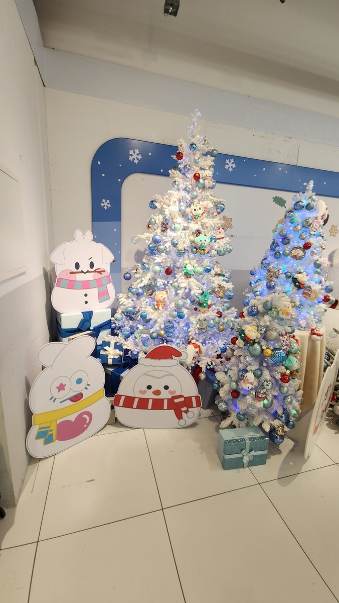 Hello_dldaud's tweet photo. 231224 윈터크크루 팝업스토어 후기

크크루 너무너무 귀여워~~!! 트리장식 진짜 이뿌게 잘해뒀어🥹

주변에 사람 진짜 많아ㅋㅋㅋㅋ근데 늦게 가고 사람 많이 없었는데(안에 10명??)도 입장대기 해야한대서 조금 놀람ㅋㅋㅋㅋ

#WINTER_CCREW #윈터크크루_팝업스토어 #윈터크크루_겨울이왔다 https://t.co/9EBdC91u5R
