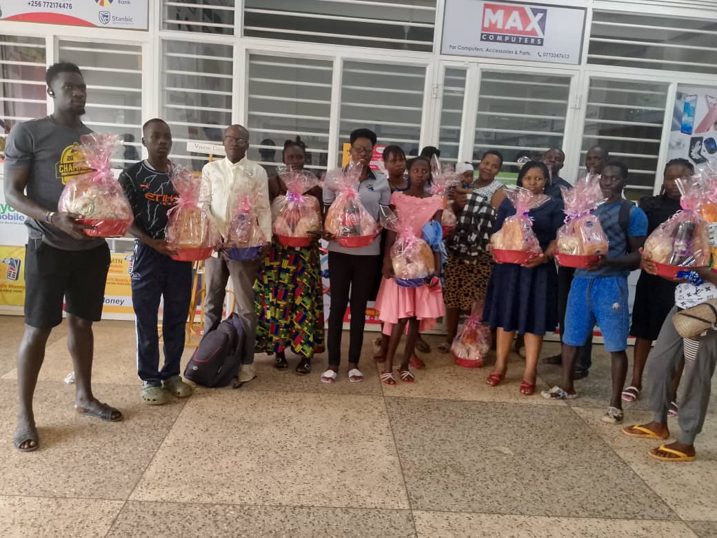speakfmgulu's tweet photo. Speak Fm Administrator Joyce Lagum and Cynibel supermarket Manager hand over the Christmas gift hampers to the listeners.
Speak Fm and Cynibel supermarket wish you a merry Christmas and a prosperous new year.

Cc: @FOWODE_UGANDA @patriciamunabi @EdgarKaramagi https://t.co/sUR1nTfY3G