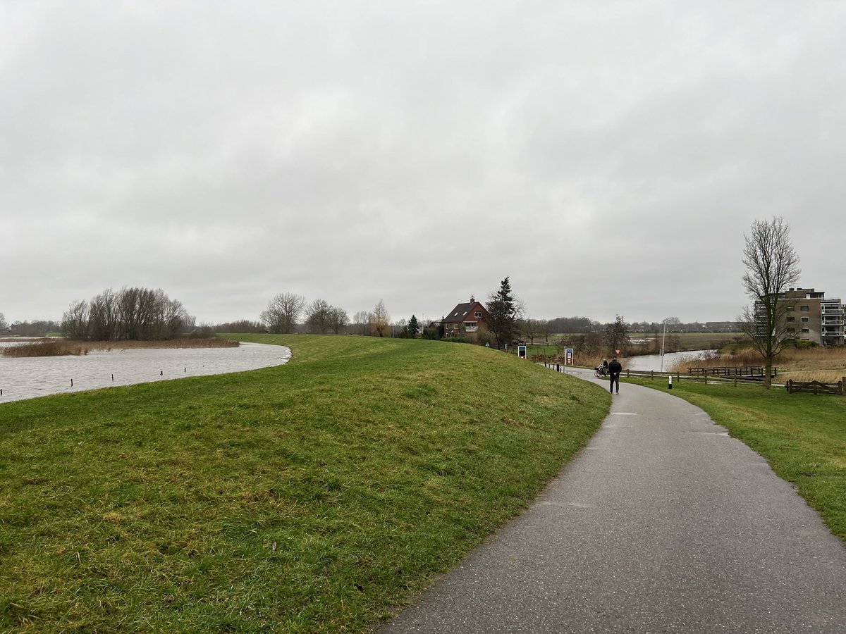 Mocht iemand nog twijfelen aan het nut van dijken, kom dan even bij de Zwolse IJssel kijken! Dankbaar dat we in Nederland de waterschappen hebben <a href="/WDODelta/">Waterschap Drents Overijsselse Delta</a> die alles goed in de gaten houden. #hoogwater #ijssel #dijken #water
