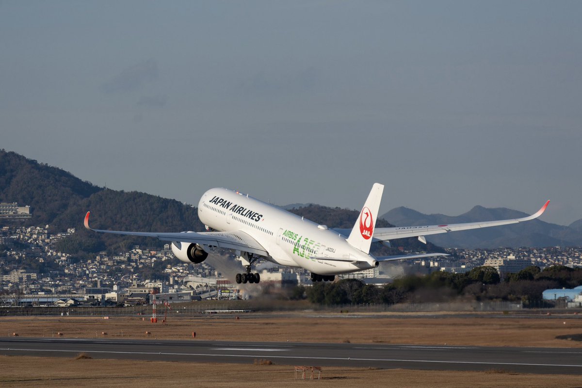AKI86TV_K's tweet photo. JAPAN AIRLINES
A350-900
JA03XJ

伊丹で350の定期便撮るの何気に初めて
2021年にJA05XJがボーディングブリッジチェックしにきたぶりちゃうかな
函館からのWL付きB6も添えて https://t.co/5ao3d9Q84E