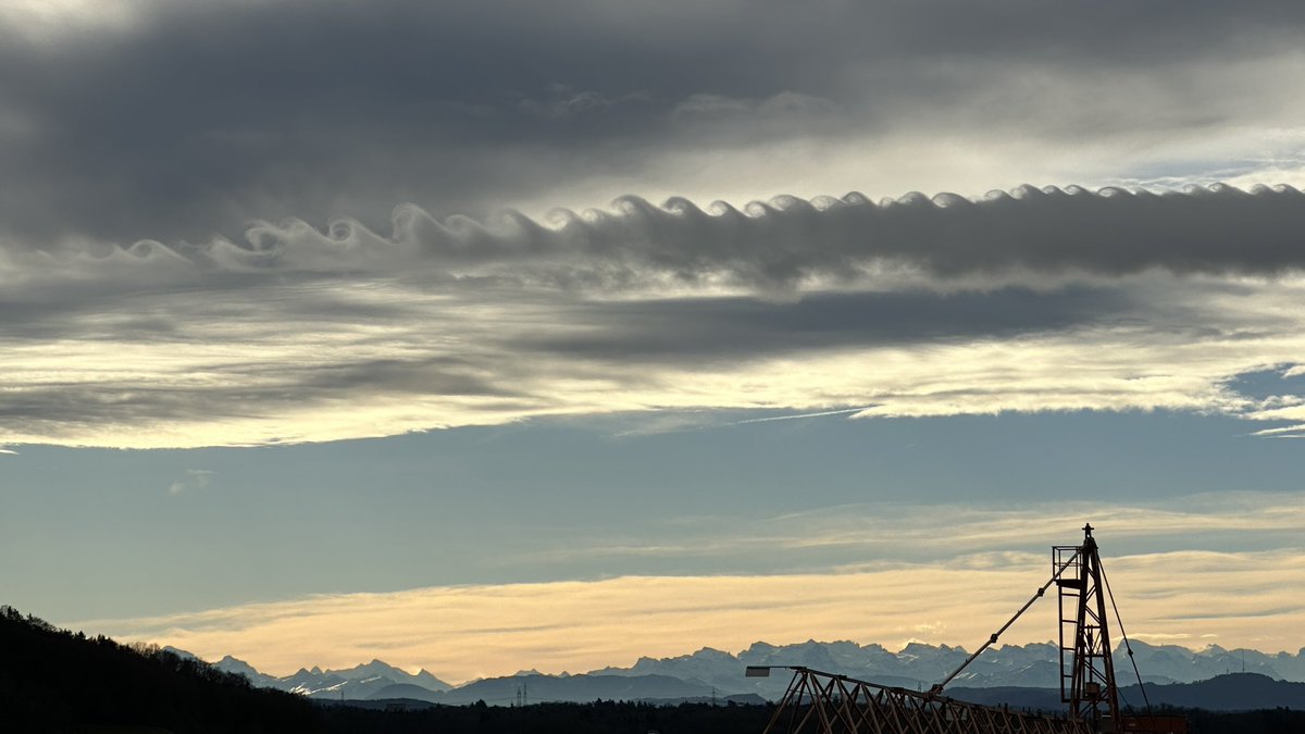 Seltenes Wolkenphänomen über der Region Zürich heute um 11 Uhr: Wellenförmige Wolkenstruktur (Kelvin-Helmholtz-Instabilität) - kleines Weihnachtsgeschenk von Petrus - wenn schon keine weissen Weihnachten 😉