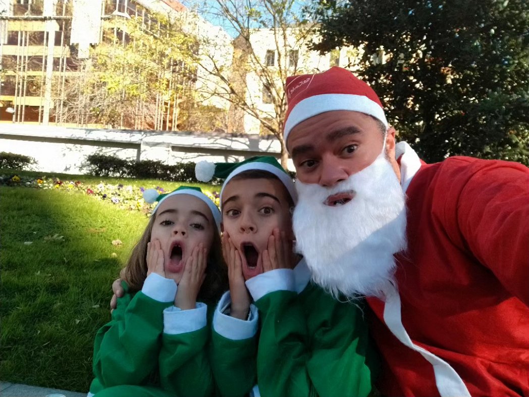 MiguelCallejaO's tweet photo. Otro añito @CPPNOEL con nuevo elfo en el equipo. Papá Noel y sus elfos, Rufus y Julius, os deseamos una muy Feliz Navidad!!! HO HO HO!!! Y esta noche tenedme las chimeneas bien limpitas... 🎅🏼🎅🏼🎅🏼
#christmas #christmasmood #christmastime #merrychristmas #feliznavidad https://t.co/qadkQfyISf