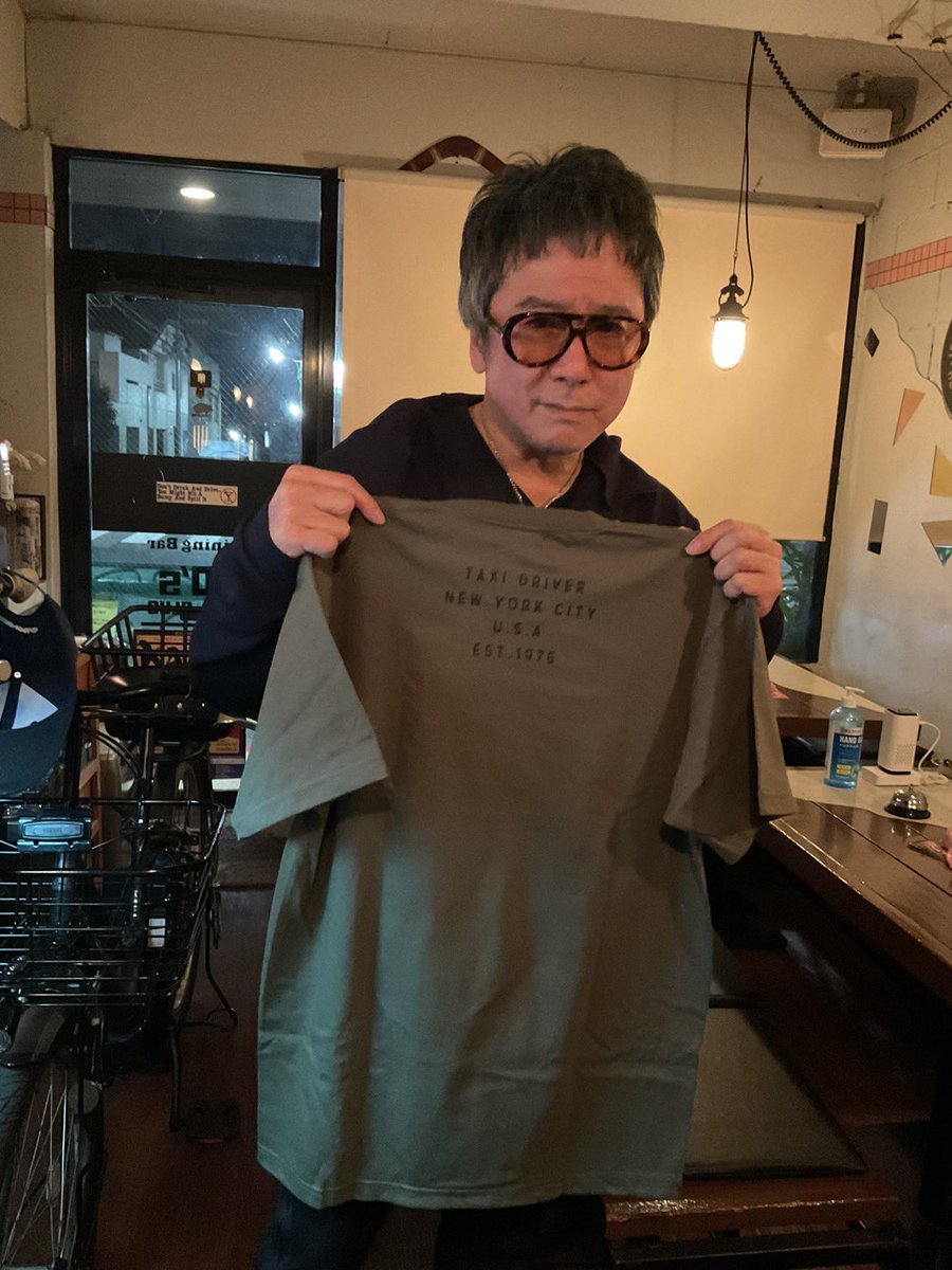 愛宕XEXの山崎君から、昨日のイブイブに頂きました。
デ・ニーロのTaxi Driverで有名なシーンの台詞、talkin' to me?Tシャツです。
^ ^
鏡を見ながらの台詞の真似を､役者だったら一度はやるのではないでしょうか。
春田さんはきっと､100パーやってると思います。

メリークリスマス🎅