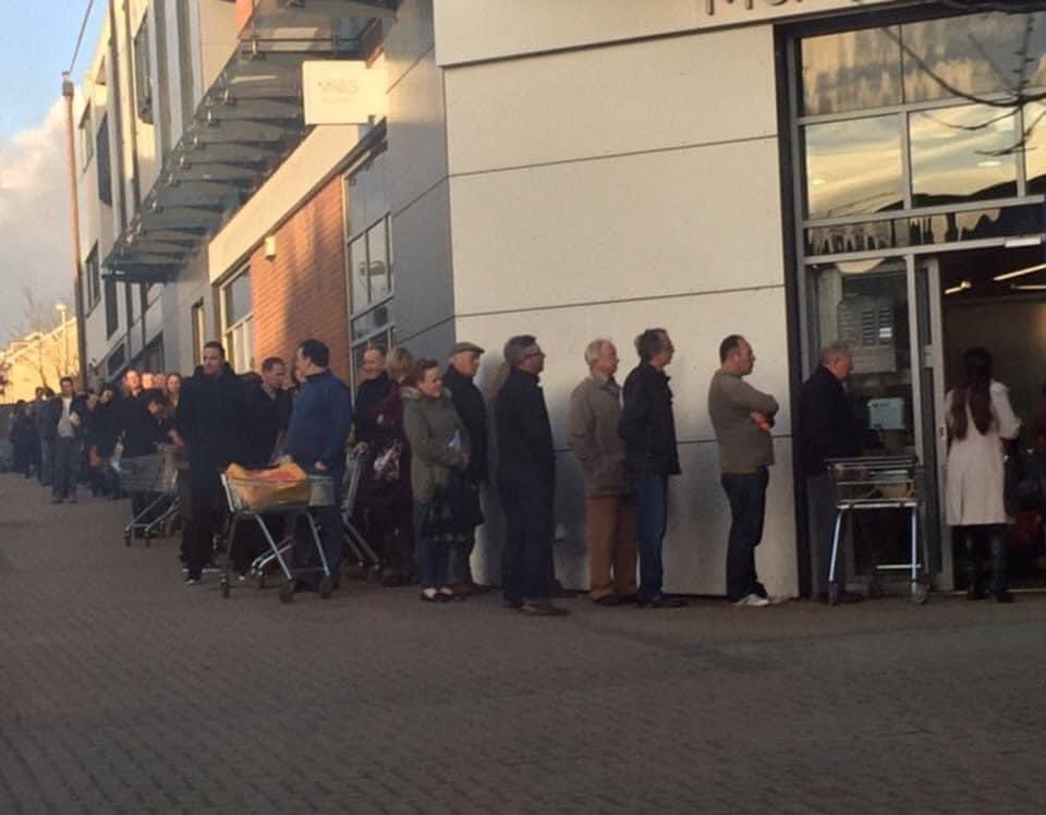 ItsMikeBalsamo's tweet photo. Meanwhile in Swansea…

Men folk start their Christmas shopping…

Good luck gents! 🎄🎅🏻

#christmaselbows #JingleAllTheWay 
#christmaseve #christmasshopping https://t.co/xP7Sau4RGs