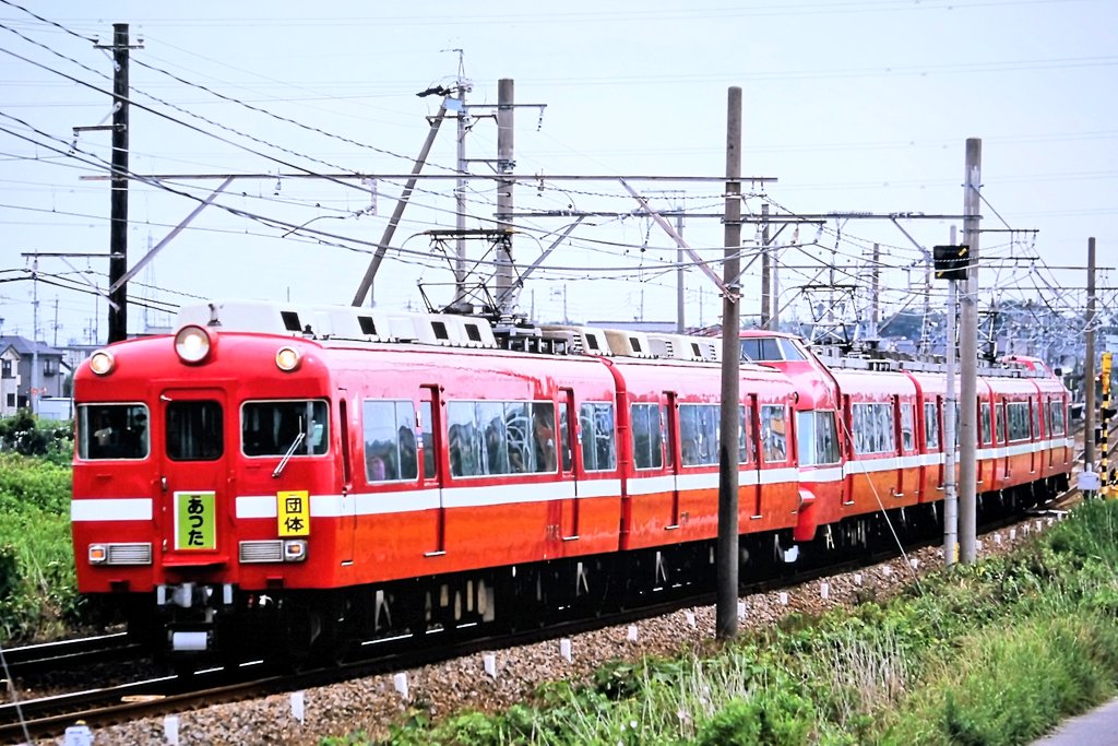 redrising1995's tweet photo. クリスマスっぽい列車 あつた笑🎅🎄
#クリスマスなので赤い列車を貼ろう
#名鉄7700系 #名鉄7000系
#7711F #7011F #白帯車 https://t.co/paYWP3LH6O