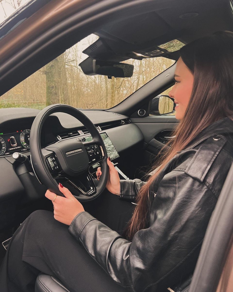 brusselsroads's tweet photo. Le tout nouveau Range Rover Évoque vous propose quatre modèles pour son Millésime 2024. Les dernières technologies d’infodivertissement, la sophistication du design et l’innovation, définissent la nouvelle norme pour l’Évoque.

#rangeroverevoque #landrover #brusselsroads https://t.co/DOWjSdvt6L