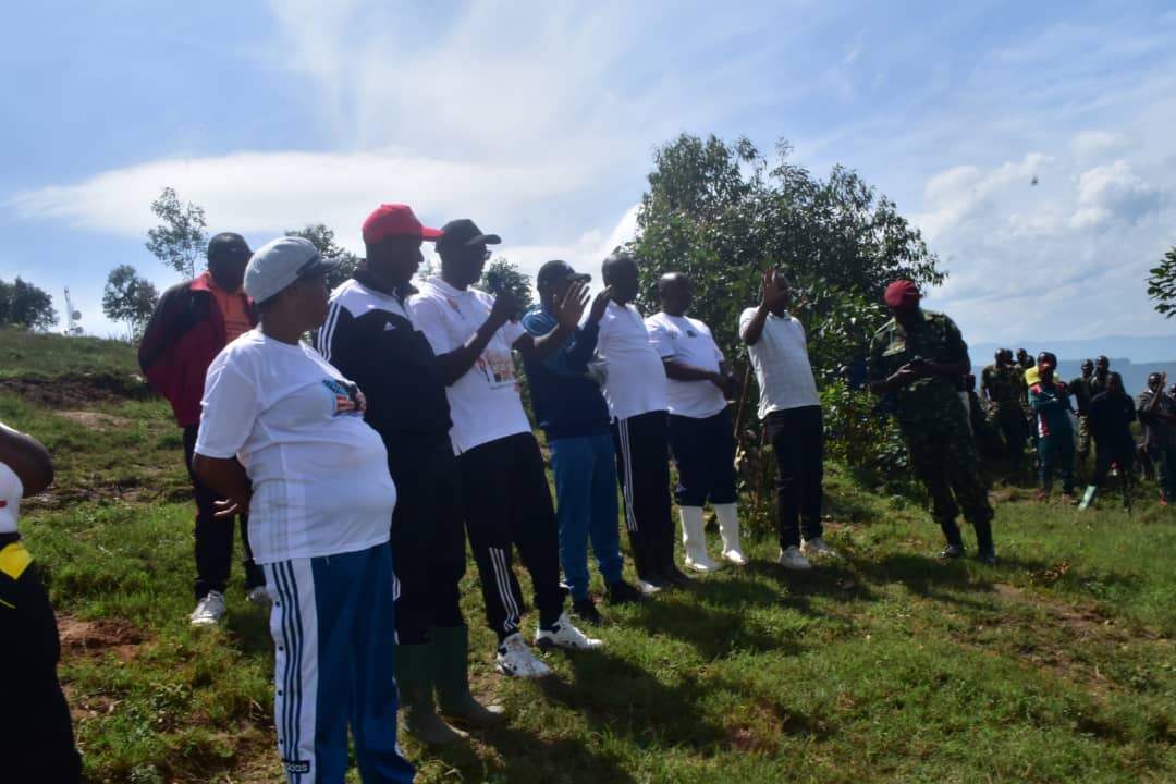 MuramvyaProv's tweet photo. Dans les Travaux de Développement Communautaire  de ce 6di 23/12/2023, le Gouverneur de la @MuramvyaProv, accompagné par les Chefs de services provinciaux, se sont associés à la populat° de la colline #Gatebe en commune #Muramvya dans les travaux de traçage des courbes de niveaux https://t.co/F4wa4gmBfw