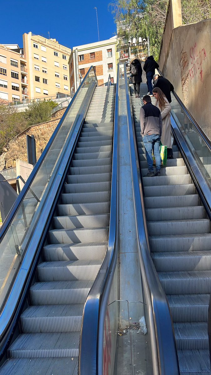 La de mesos que no funcionen el segon i el tercer tram de baixada del c/Vapor! <a href="/TGNAjuntament/">Ajuntament de Tarragona</a> notificat a l'EPP i sense resposta. Ens hi posem?