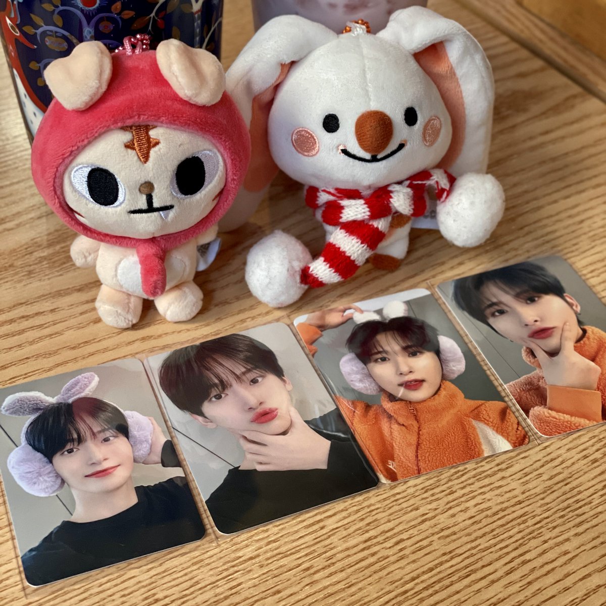 hayaanS2's tweet photo. 간만에 팝업이라 짱 기대하고 갔는데 트리에 크크루로 꾸며놓은게 너무 예쁘고 중앙 큰 장식에 크크루 지나칠수가 없어서 랑모 우카 같이 사진찍기📷
럭드 포카도 너무 예뻐서 공공즈 모여서 같이 찍기💗
오랜만에 예쁜거 봐서 기분 짱 좋고 행복했어❤️
크래비티, 메리크리스마스🎄🎁🤍

#WINTER_CCREW #윈터크크루_팝업스토어 #윈터크크루_겨울이왔다