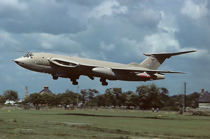 MilitaryJournal's tweet photo. The Handley Page Victor strategic bomber made its first flight on 24 December 1952. Developed as part of the UK's V bomber force, the aircraft entered service with the Royal Air Force in April 1958. A total of 86 Victor bombers were built between 1952-1963. #ColdWar #OTD https://t.co/Yoji0l9lPK