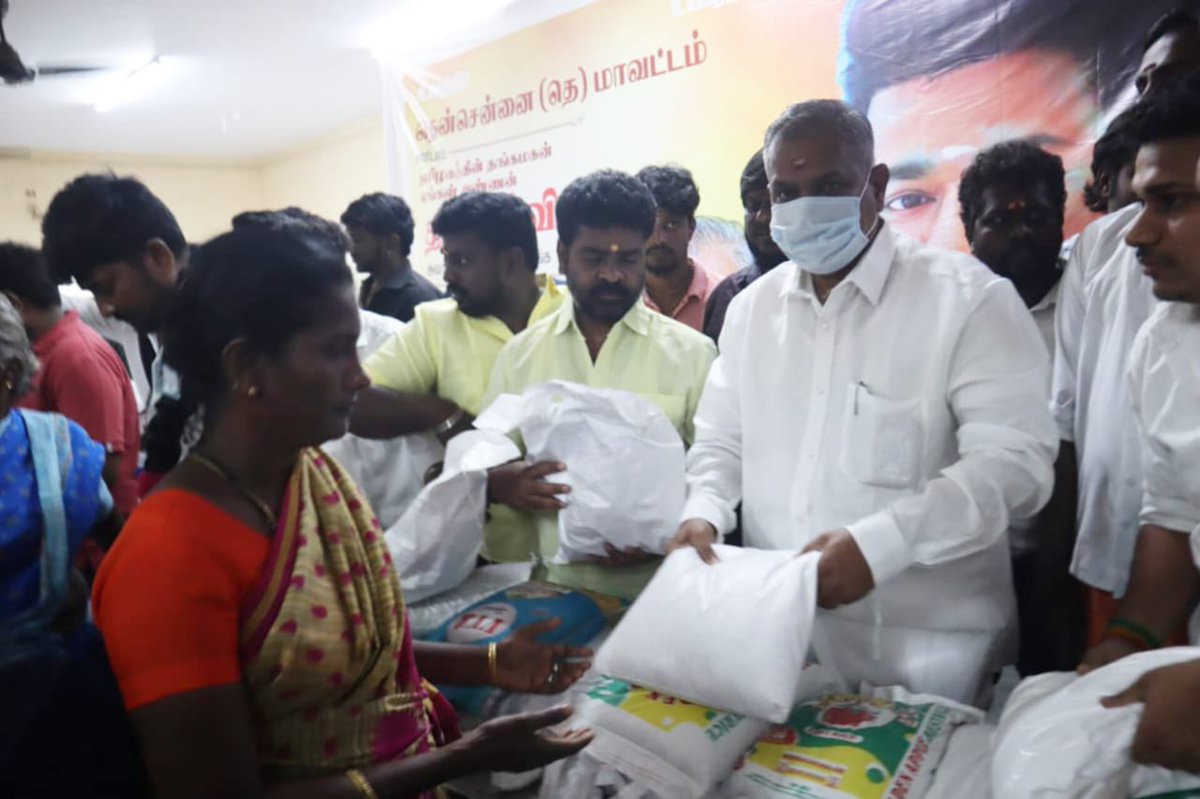 BussyAnand's tweet photo. தளபதி @actorvijay அவர்களின் சொல்லுக்கிணங்க,

#கைகோர்ப்போம்_துயர்துடைப்போம்.!

• தளபதி விஜய் மக்கள் இயக்கம் @TVMIoffl சார்பாக,

#CycloneMichaung புயலால் பாதிக்கப்பட்ட #தென்சென்னைதெற்கு மாவட்ட சைதாப்பேட்டை தொகுதிக்குட்பட்ட பகுதியில் மழை வெள்ளத்தால் பாதிக்கப்பட்ட மக்களுக்கு நிவரணப் பொருட்கள் வழங்கப்பட்டது.!

இந்நிகழ்ச்சியில் தென்சென்னை தெற்கு மாவட்ட தலைவர், அணித் தலைவர்கள், பகுதி, கிளை மற்றும் மக்கள் இயக்க நிர்வாகிகள் உடன் இருந்தனர்.

@Jagadishbliss @RIAZtheboss 

#ThalapathyVijayMakkalIyakkham #TVMI #TVMIChennai #Michaungcyclone #ChennaiRains #ChennaiFloods #TNRains #ReliefMaterial #LEO #Thalapathy68