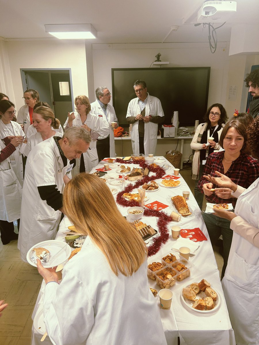 🇬🇧 It’s Christmas! Perfect occasion to send to y’all our best wishes (while having a blast, eating good stuff on our xmas lunch!)
🇫🇷 C’est Noël ! L’occasion parfaite de vous souhaiter d’excellentes fêtes (et de profiter des spécialités succulentes des soignants du service !)
🎄😋