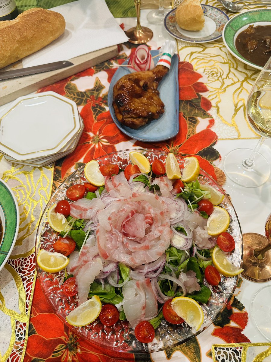 MISAO_FLUTE's tweet image. 帰宅したらクリスマス🎄ディナーが用意されておりました😆 Thank you mom! 👵🏻✨💓タイのカルパッチョ、チキン🍗、鮑の酒蒸し、メインはローストビーフはだいたい我が家のクリスマス恒例のメニューです。早くケーキ🎂が食べたいわ🤤🎅🎄✨#クリスマスディナー　#ファミリークリスマス