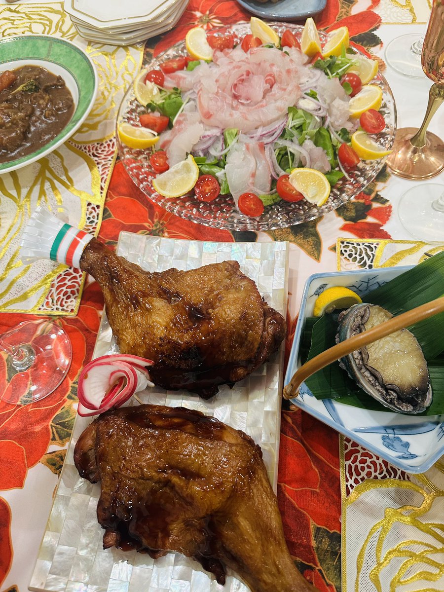 MISAO_FLUTE's tweet image. 帰宅したらクリスマス🎄ディナーが用意されておりました😆 Thank you mom! 👵🏻✨💓タイのカルパッチョ、チキン🍗、鮑の酒蒸し、メインはローストビーフはだいたい我が家のクリスマス恒例のメニューです。早くケーキ🎂が食べたいわ🤤🎅🎄✨#クリスマスディナー　#ファミリークリスマス