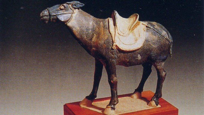 Only one more sleep until Christmas, so here's Antiquity's very own little donkey!

This donkey figurine was found in a Tang dynasty (AD 618–907) tomb in Xi'an 🇨🇳 
Polo played on donkeys seems to have been popular with Tang noblewomen.

🔗 from 2020 (£) buff.ly/2U5D1pk