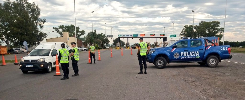 RedSegVial's tweet photo. #Domingo. Estamos en rutas y accesos realizando controles preventivos. Documentación, dispositivos de seguridad, cantidad de pasajeros, consumo de alcohol, entre otras conductas.
La seguridad vial es una prioridad en #SantaFe. https://t.co/4BrRUXtgmg