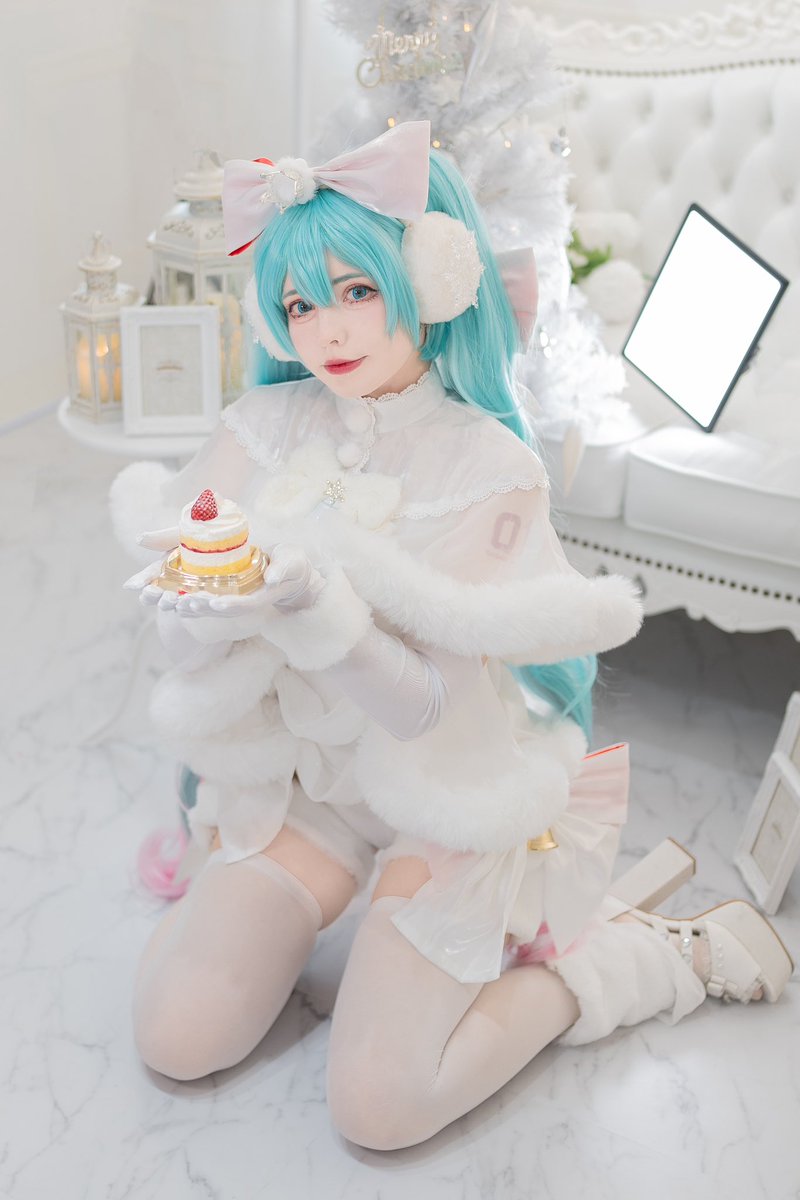 一緒にケーキ食べよう？🍰

#初音ミク https://t.co/EEpudcJCTc