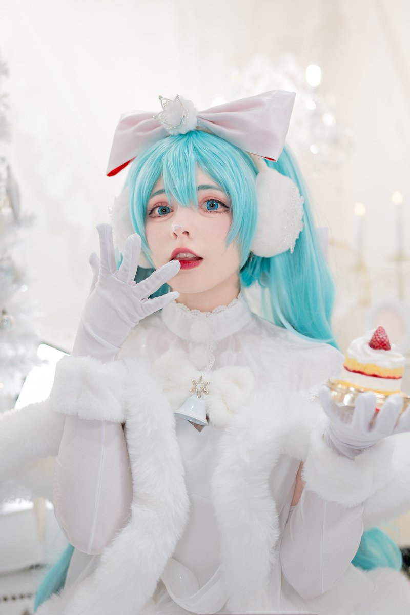 一緒にケーキ食べよう？🍰

#初音ミク https://t.co/EEpudcJCTc