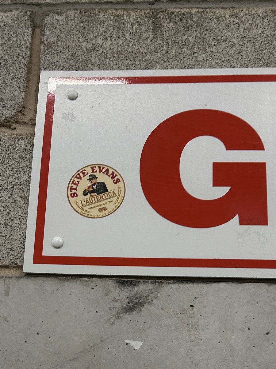 ontourstickers's tweet photo. after multiple requests to remove the sticker, @TheBroadhallWay Stood Strong.

Stevenage at Barnsley FC 🔴🍻 https://t.co/lk5iDIYUOr
