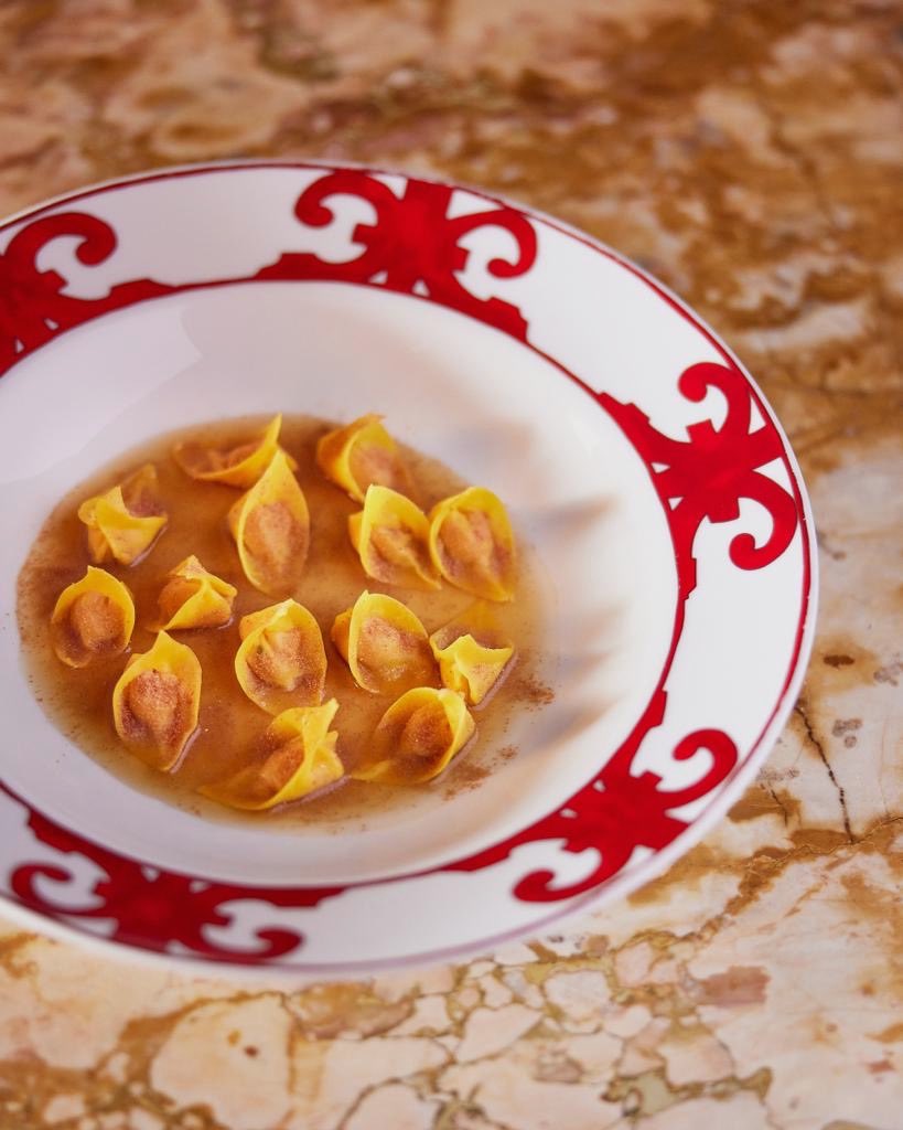WineNewsIt's tweet photo. Il #Natale2023 di WineNews con lo #chef #GianfrancoVissani e i #Cappelletti in #brodo al #Lambrusco. È il piatto scelto dal maestro della #cucinaitaliana per raccontare la #tradizione in chiave moderna, da #CasaVissani a #Baschi alle nostre case, https://t.co/ilDGTaOuGX https://t.co/cKYugA9AZF