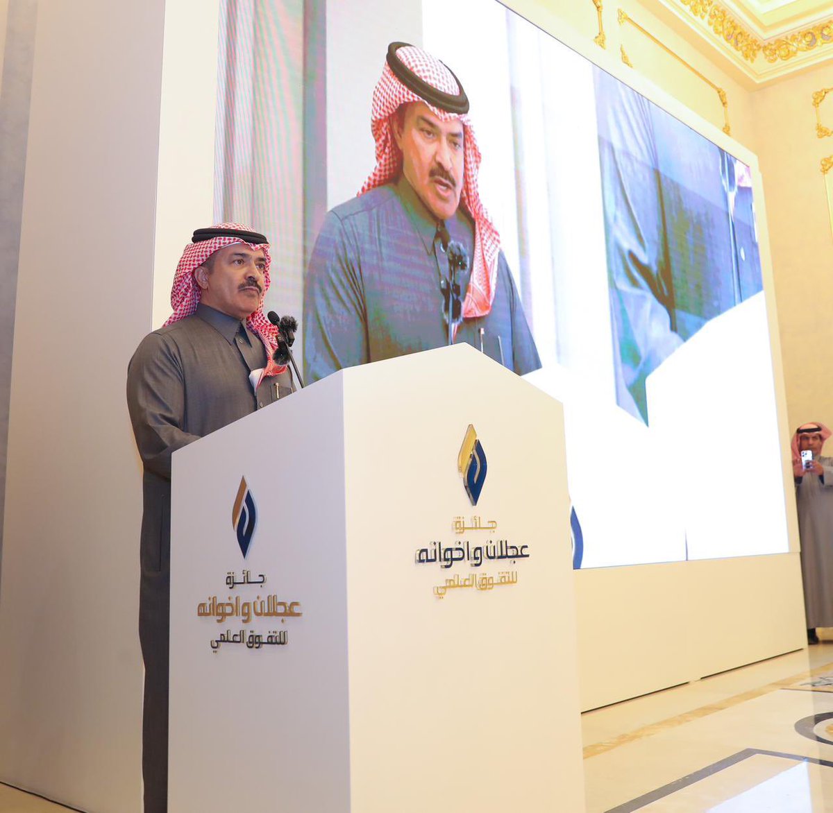 ajlanbros's tweet photo. #جائزة_عجلان_واخوانه_للتفوق_العلمي
 في نسختيها التاسعة والعاشرة- برعاية معالي وزير التجارة الدكتور ماجد القصبي.
بلغ عدد المكرمين في النسختين الحالية 395 طالباً وطالبة؛ ليكون إجمالي عدد المكرمين في جميع النسخ للجائزة 1564 طالباً وطالبة. https://t.co/y9SZWO8aHE