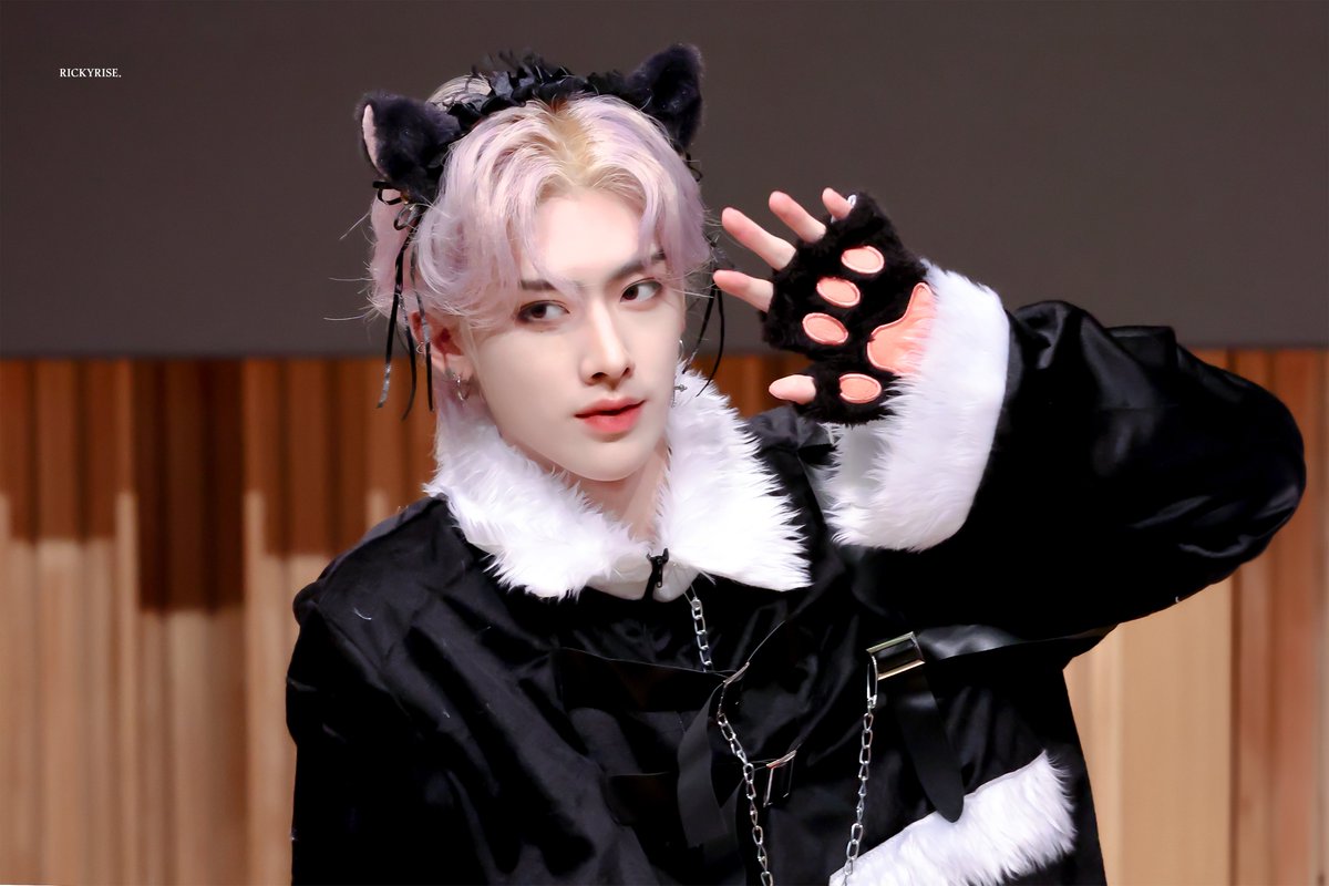 231119 &amp; 231217

올해 크리스마스 소원은 우리 고양이가 행복하게만 해주세요🙏

今年我的圣诞节愿望是我小猫过幸福的生活。
圣诞快乐 沈泉锐

#리키 #沈泉锐 #リッキー #RICKY #ZEROBASEONE #ZB1